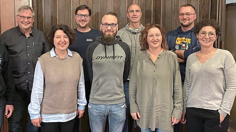 Bürgermeister Michael Reith (links) und zweite Bürgermeisterin Sonja Blodig (rechts) zusammen mit der neugewählten Vorstandschaft (von links): Alexander Roider, Martina Roider, Volker Bücherl, Andreas Hauser, Jörg Memmel, Elke Memmel und Charles Blodig.