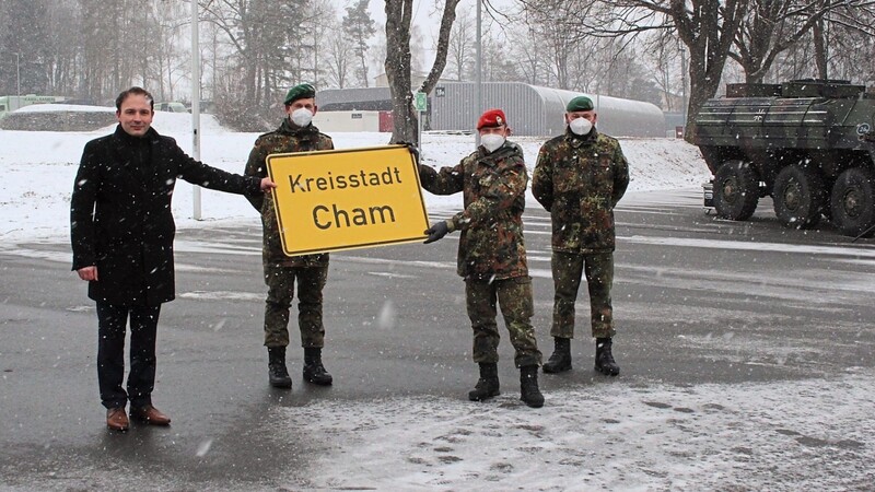 Chams Bürgermeister Martin Stoiber (links) gab den Soldaten nach guter Tradition ein Ortsschild ihres Heimatstandortes mit auf den Weg.