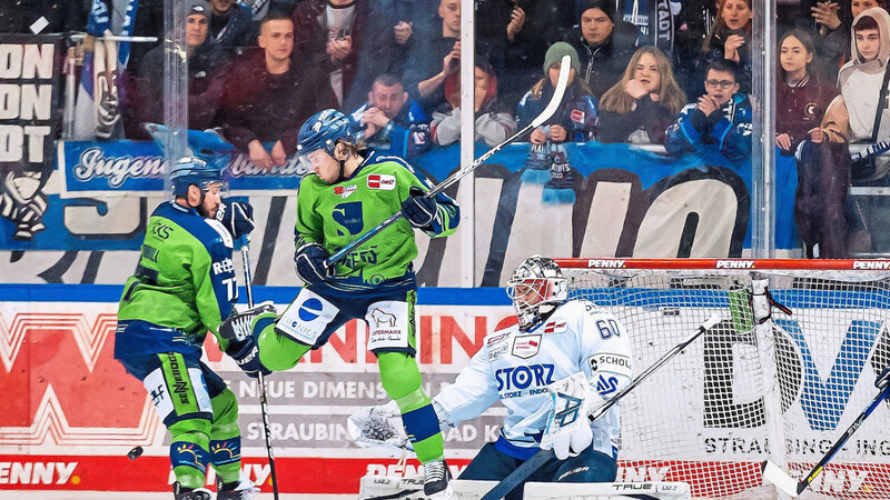 Einen eingesprungenen Axel demonstriert Straubings Parker Tuomie (Mitte) seinem staunenden Mitspieler Travis Turnbull vor dem Tor von Schwenningens Goalie Joacim Eriksson. Die flotte und zwischenzeitlich etwas ruppige Partie am Pulverturm gewinnen die Tiger - in den von den Fans nicht gerade innig geliebten grünen Heimtrikots - vor allem durch ein effektives drittes Drittel am Ende noch deutlich mit 5:1.