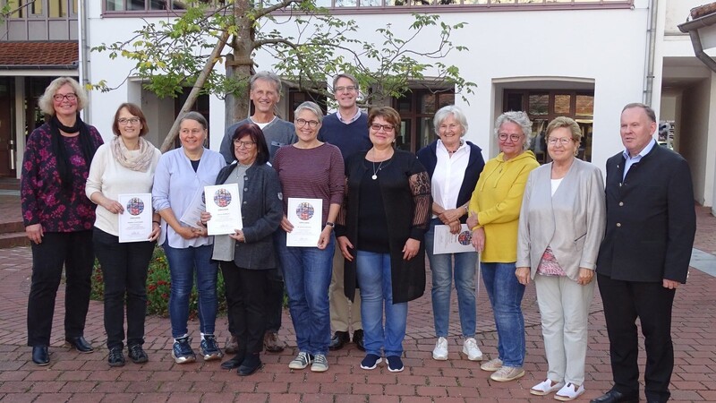 Die anwesenden geehrten ehrenamtlichen Mitarbeiter der Erlöserkirche mit Pfarrer Matthias Frör und Pfarrerin Sabine Wiegmann.