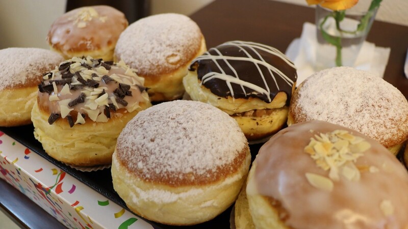 Ob klassisch mit Marmelade, mit Schokoladenfüllung oder mit Eierlikör: Die Krapfen sind auch optisch ein Hingucker.