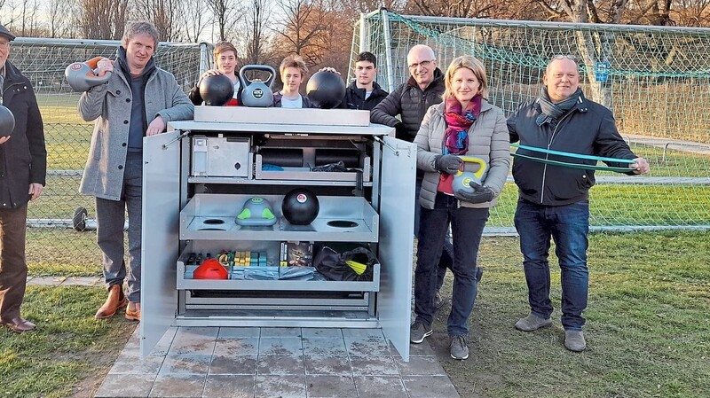 Bürgermeisterin Astrid Freudenstein (2. v. r.) und Sportamtsleiter Johann Nuber (3. v. r.) begutachteten zusammen mit Mitgliedern des Sportausschusses und des "Teams Regensburg" die Sportbox am Oberen Wöhrd.