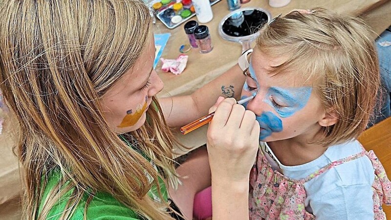 Eine der Stationen war das Kinderschminken, wo sich die Kleinen gegenseitig bemalen durften.