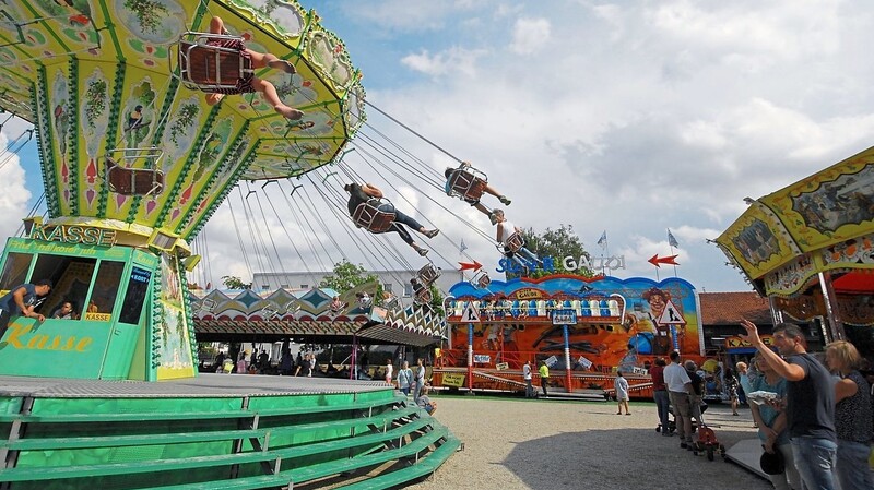 Endspurt auf dem Volkfest 2019: Am Sonntag herrschte nochmal reger Betrieb im Vergnügungspark rund um die Stadthalle, der Biergarten war gut gefüllt, aber auch in der Halle hörten am späten Nachmittag und Abend nochmals viele Besucher den Musikkapellen beim "Tag der Blasmusik" zu.