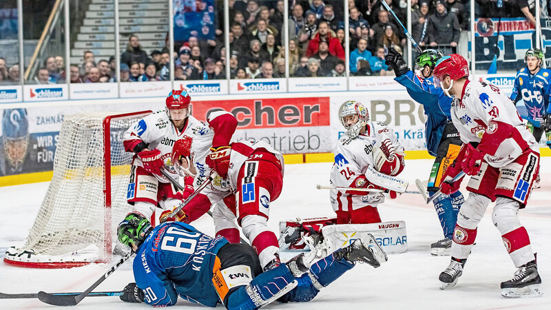 EIN UMKÄMPFTES DUELL lieferten sich DEL 2-Aufsteiger EV Landshut und Vorjahresmeister Ravensburg Towerstars. In dieser Szene erzielt Tero Koskiranta (am Boden) den 1:1-Ausgleich, den die Niederbayern trotz allen Einsatzes nicht verhindern können.