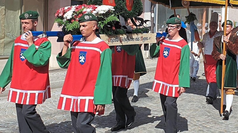 Der Ausmarsch zum Festplatz