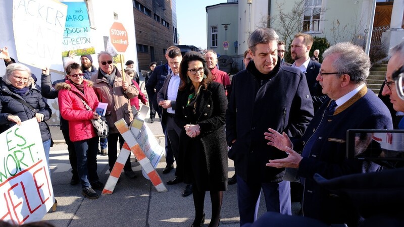 Ministerpräsident Markus Söder, sein Stellvertreter Hubert Aiwanger, Ministerin Michaela Kaniber, Landrat Josef Laumer und Oberbürgermeister Markus Pannermmayr diskutierten mit rund 60 Demonstranten.