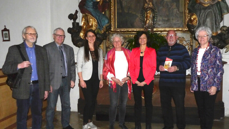 Gästeführer Guido Scharrer, berufsmäßiger Stadtrat Alois Lermer, Katharina Wheeler vom Amt für Wirtschaftsförderung, Gästeführerin Ursula Bosl-Seitz, Claudia Bracht von der Stabstelle Tourismus, Werner Schäfer, Vorsitzender des Fremdenverkehrsvereins Straubing, sowie Gästeführerin Marianne Weinzierl (von links) bei der Vorstellung des Programms für das Jahr 2020.