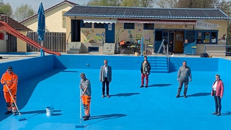 Der Bauhof und das Freibadteam haben das Bad in Niederleierndorf fit für die Badesaison gemacht. Startschuss ist am 6. Juni, wie Bürgermeister Herbert Blascheck (3. v. li.) bei einer Stippvisite bekannt gab.