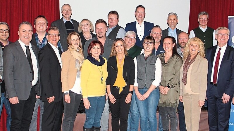 Die Stadtratskandidaten der CSU mit Vorsitzenden Kurt Erndl und Bürgermeisterkandidat Fritz Gößwein (v.r.) sowie Staatsminister Bernd Sibler (hi.r.) und Bezirksrätin Margret Tuchen (hi. 2.v.l.).