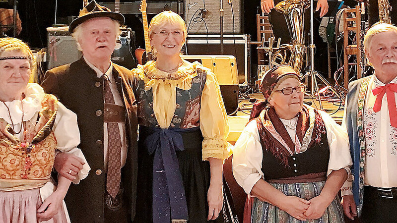 Graf Deym (2. v. l.) bei einem Traditionsball in Tschechien. Er hat es sich zur Aufgabe gemacht, Vorurteile zwischen Bayern und Tschechen abzubauen.