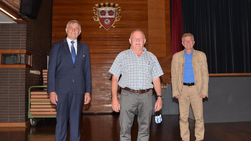 Der wiedergewählte Thonstettener Ortssprecher Sebastian Kreitmeier (Mitte) mit Moosburgs Bürgermeister Josef Dollinger (l.) und dessen Stellvertreter Georg Hadersdorfer.