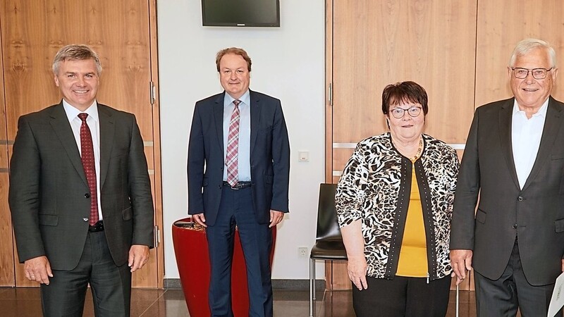 Mit Gerhard Schellin und seiner Frau freuten sich (v.l.) Landrat Peter Dreier und Landtagsabgeordneter Helmut Radlmeier sowie Bürgermeister Dieter Neubauer (r.) über die Verleihung des bayerischen Ehrenamtszeichens.