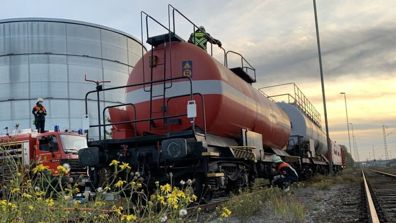 Feuerwehrübung am Ausbildungszug Gefahrgut der Deutschen Bahn.