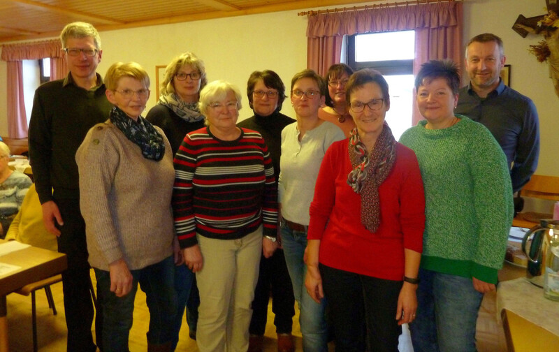 Gründungsversammlung der "Frauengemeinschaft St. Wolfgang" (v. li.): Pfarrer Johann Wutz, Andrea Lohberger, Andrea May, Johanna Schreiner, Karin Lohberger, Nadine Kainz, Regina Pfeffer, Maria Reiner, Anja Greil und Bürgermeister Gerhard Mühlbauer. 