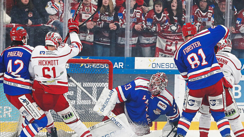 Scheibe futsch - Punkte auch: Landshuts Nick Pageau (v.l. im blauen Sondertrikot), Goalie Luka Gracnar und Max Forster lieferten dem direkten Konkurrenten Bad Nauheim einen beherzten Kampf. Am Ende ging der "E-Vau-El" jedoch erneut leer aus.