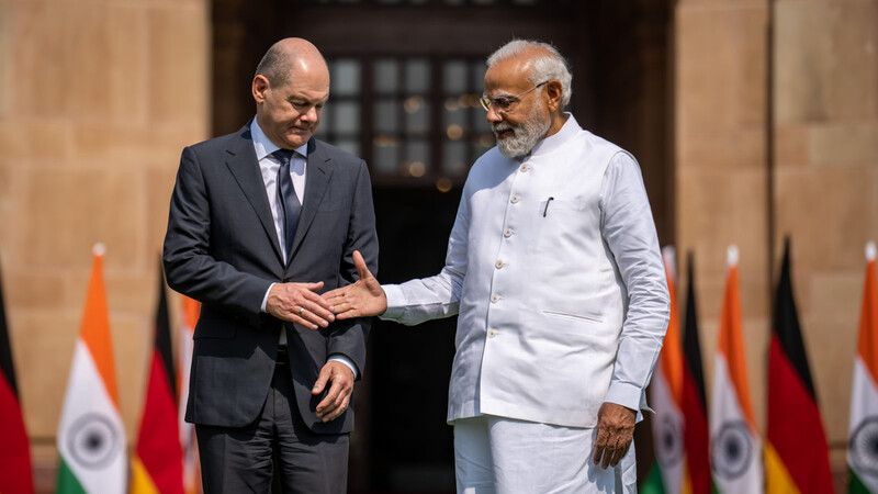 Freundliches Händeschütteln: Bundeskanzler Olaf Scholz (l.) und der indische Premierminister Narendra Modi am Hyderabad House, dem Gästehaus der indischen Regierung in Delhi. Scholz erhofft sich von seiner Reise, Indien auf Deutschlands Seite zu ziehen - in mehreren Bereichen. Foto: Michael Kappeler/dpa