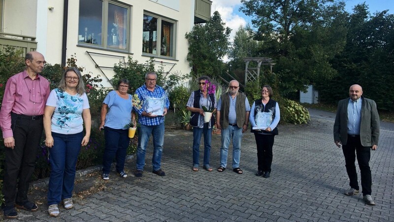 Bürgermeister Sepp Häring (re.) konnte im bzw. hier im Bild vor dem Landhotel Buchbergerhof treue Gäste der Regentalgemeinde Grafenwiesen ehren. Die Eheleute Schmid aus Wölfersheim (3. und 4. v. li.) verweilten bereits zum 40. Mal hier; es freute sich auch das Hoteliersehepaar Stoiber (li.) und die für jeweils 10-maligen Aufenthalt geehrten Gäste