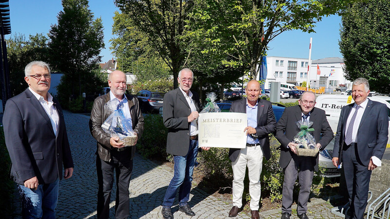 Drei Goldene Meisterbriefe verlieh die Handwerkskammer an Schreinermeister aus der Region. Josef Hilmer (2.v.l.), Harry Kreuz (3.v.l.) und Alfred Schneider aus Straubing (2.v.r.) freuten sich über die Auszeichnung, die von dem stellvertretenden Kreishandwerksmeister Erwin Reith (links), Stefan Griesbeck von der Kreishandwerkerschaft (3.v.r.) und Innungsobermeister der Schreinerinnung Hans Kastl (rechts) überreicht wurde.