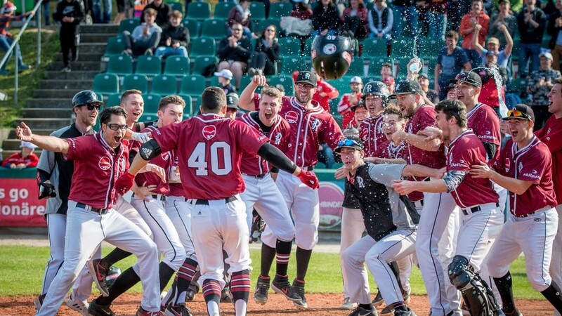 Das Team erwartet Marcel Jimenez nach seinem Walk-Off-Grand-Slam-Homerun.