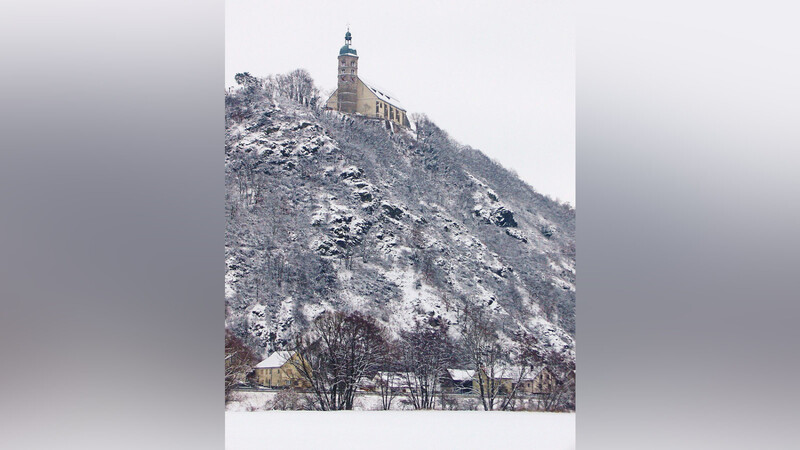 Fast wie eine Schwarz-Weiß-Aufnahme wirkt der Bogenberg auf diesem Bild. Das Foto ist an einem schneereichen Wintertag entstanden - ein Anblick, den es inzwischen nicht mehr so oft gibt wie einst gewohnt.