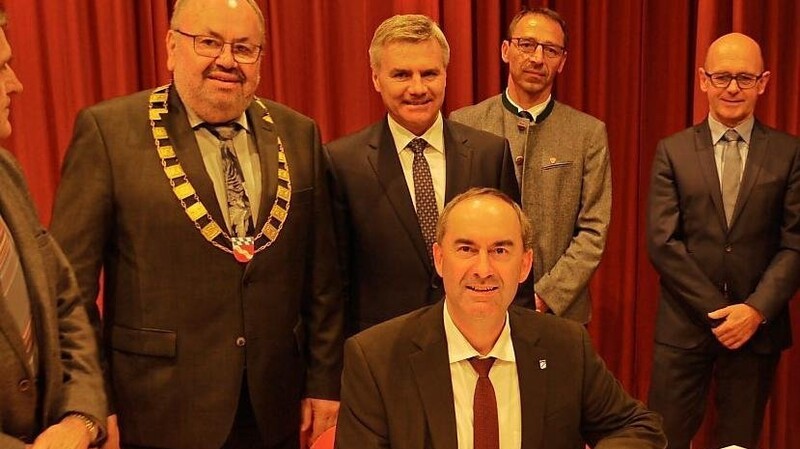 Hubert Aiwanger, stellvertretender Ministerpräsident, trägt sich ins Goldene Buch der Marktgemeinde Ergoldsbach ein.