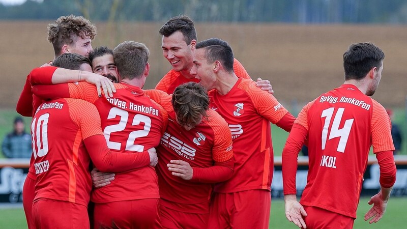 Auch wenn es nach der Winterpause für die SpVgg Hankofen-Hailing sportlich noch nicht rund läuft, hat der Tabellenerste der Bayernliga Süd allen Grund zu feiern. Denn das Team aus dem Landkreis Straubing-Bogen hat neben drei anderen Vereinen aus der Region die Bewerbungsunterlagen für die Regionalliga Bayern abgegeben.