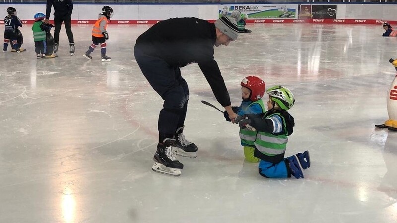 Der Spaß steht im Vordergrund bei der Laufschule des EHC. Kinder lernen dort spielerisch das Schlittschuhlaufen und werden dabei von den Trainern des EHC unterstützt.