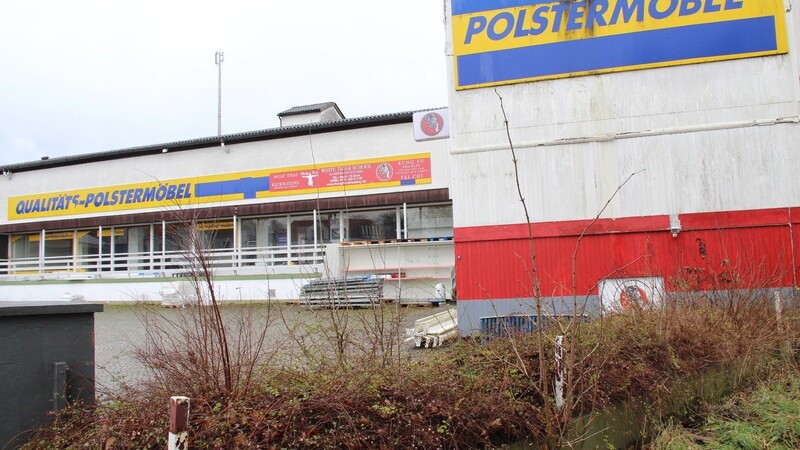 Dieses Gebäude an der Äußeren Passauer Straße wird zu einer Unterkunft für Asylbewerber umgebaut. Eine entsprechende Baugenehmigung wurde im Juni erteilt. (Archivfoto: fun)