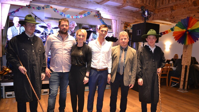 Im Bild rechts: Ulrich Post (links) und Maximilian Richter (rechts) machten beim Spiel die Absperrung, Andreas und Claudia Richter gewannen das Lamm, Tobias Vögerl spendete den Preis und Vorsitzender Helmut Knöll gratulierte.