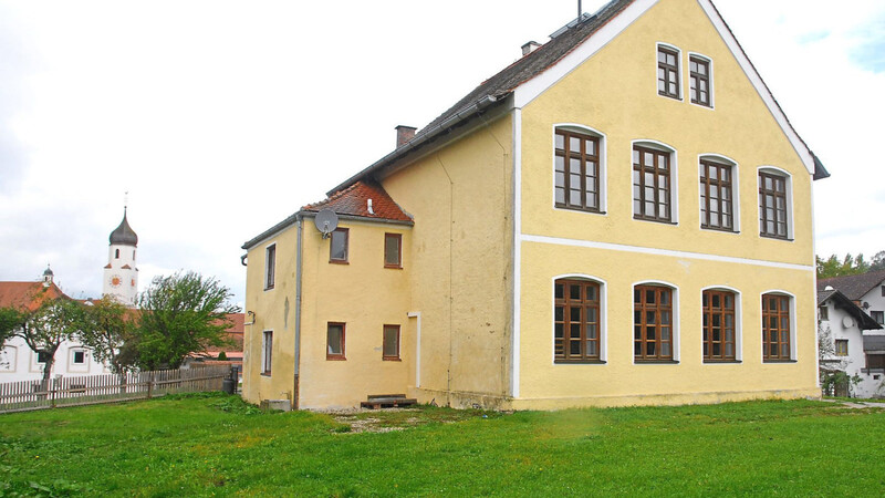 Das ehemalige Schulhaus in Hinterskirchen. Mittlerweile haben dort die Umbau- und Sanierungsarbeiten begonnen, für die im aktuellen Haushalt 700 000 Euro eingeplant sind. Gleichzeitig erwartet man eine hohe Summe an Fördergeldern für dieses Vorhaben.