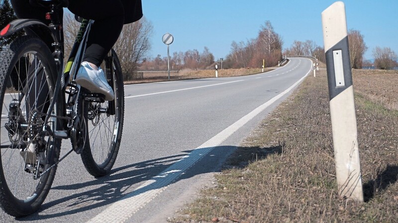 Damit Fußgänger und Radfahrer die A92 zwischen Landau und Ganacker künftig gefahrlos überqueren können, wird eine Brücke gebaut.