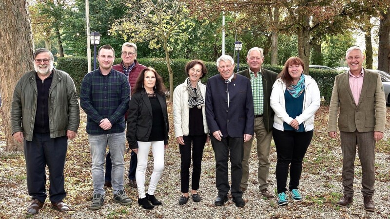 Können stolz sein, auf einen erfolgreichen Stadtverband der Kleingärtner: (v.l.) der neue Vorstand Reinhard Müller, Raul Pacher, Ernst Stern, Elisabeth Zitzelsberger, Elisabeth Seidl, Heinrich Seidl, Michael Meier, Tamara Meadows und Bürgermeister Dr. Albert Solleder.