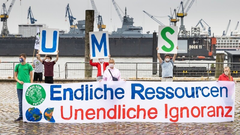 Aktivisten von Fridays For Future, Bund und Bundjugend Hamburg demonstrieren auf dem Fischmarkt in Hamburg, um auf den globalen Erdüberlastungstag 2020 aufmerksam zu machen.