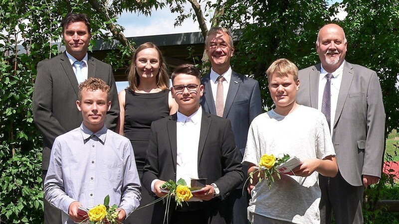 Die Franziska-Obermayr-Schule entließ feierlich ihre Absolventen: Die Jahrgangsbesten Luis Prudlo, Rexha Sinan und Leon Troppmann mit Konrektor Berhard Zierer, Klassenleiterin Katrin Paulus, Bürgermeister Herbert Blascheck und Schulrektor Werner Maier (von links).