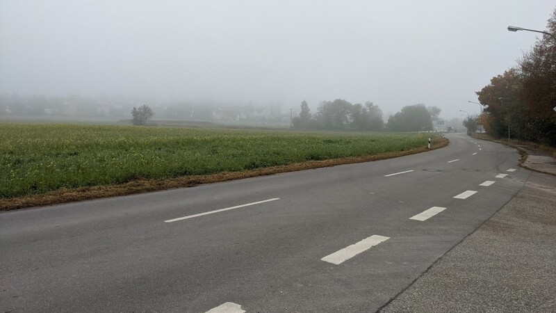 Noch ist es grüne Wiese: An der Obergangkofener Straße soll die Freiwillige Feuerwehr Altfraunhofen ihr neues Gebäude bekommen. Rechts: Einmündung in den Gewerbering/Ohmstraße.