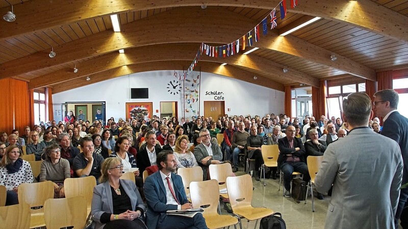 In der Aula der Mittelschule in Wörth lauschten Lehrkräfte aus den Regionen Cham und Regensburg einem Impulsreferat der Digitalberater Dr. Daniel Seebert und Dr. Thiemo Brandt.