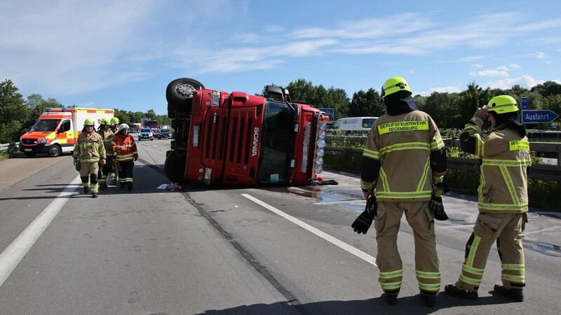 Auf der A93 bei Königswiesen ist am Dienstagnachmittag ein Lastwagen umgekippt