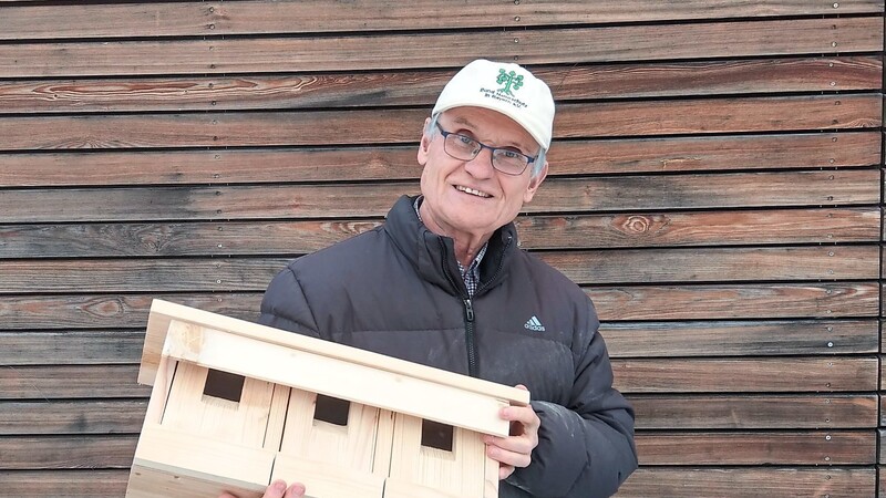 Dieser Spatzen-Nistkasten, den BN-Ortsvorsitzender Franz Meindl präsentiert, bietet gleich Platz für mehrere Familien.