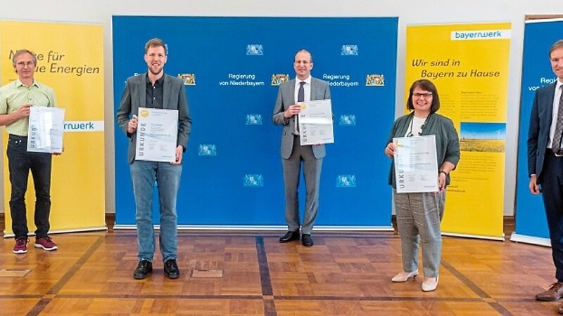 Ingo Schroers, Mitglied der Geschäftsleitung von Bayernwerk, mit Udo Ottl aus Ergolding, Korbinian Nachtmann aus Landshut, Schulleiter Clemens Kink vom VHG Bogen, Maria Ilg, Lehrerin an der Grund- und Mittelschule Salzweg und Regierungspräsident Rainer Haselbeck (v.l.).