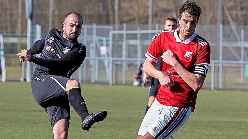 Mehrmals zog der wieder ins Team zurückgekehrte Anton Metzner (in schwarz) ab, doch ein Torerfolg blieb ihm versagt. Somit blieb es bei der 0:1-Niederlage des FSV Landau.