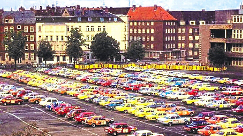 Blick auf das Teilnehmerfeld der Olympia-Rallye 1972. Vom nördlichsten Bundesland Deutschlands, Schleswig-Holstein, ging es über rund 3000 Kilometer in den Süden nach Bayern. Jetzt gibt es ein "Revival" der Motorsport-Veranstaltung, die einst Maßstäbe setzte. In Original-Fahrzeugen, was die Neuauflage 2022 zu einer Oldtimer-Rallye macht.