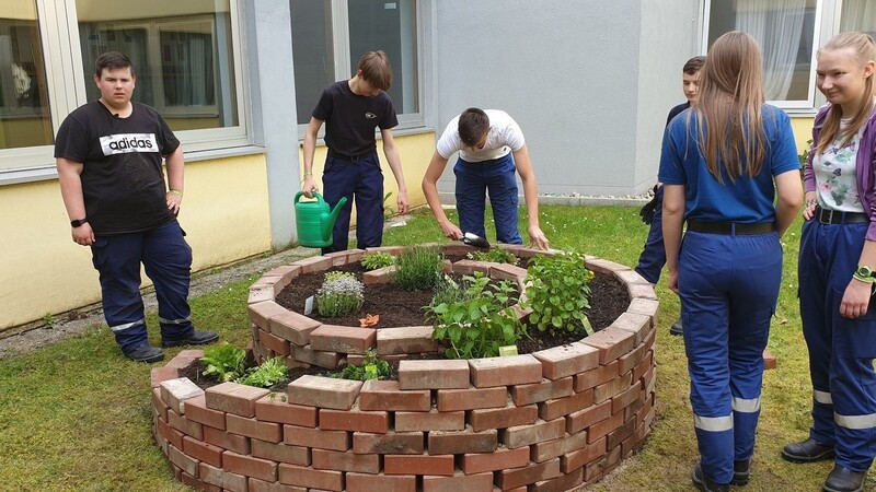 Die Jugendfeuerwehr Geiselhöring legte für die Grund- und Mittelschule Geiselhöring eine Kräuterspirale an. Die verschiedenen Kräuter finden nun für die Schulküche Verwendung.