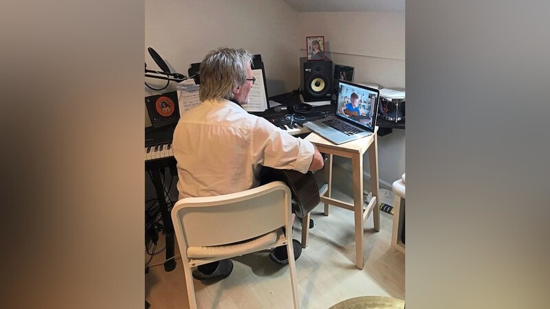 Schulleiter Manfred Göttl beim live- Unterricht per Skype mit seinem Musikschüler Johannes Habereder.