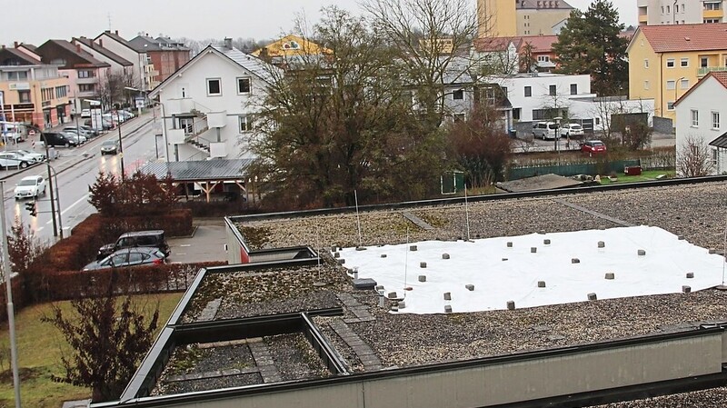 Eine provisorisch angebrachte Plane soll das Wasser abhalten, bis die Reparatur des Daches beginnen kann.