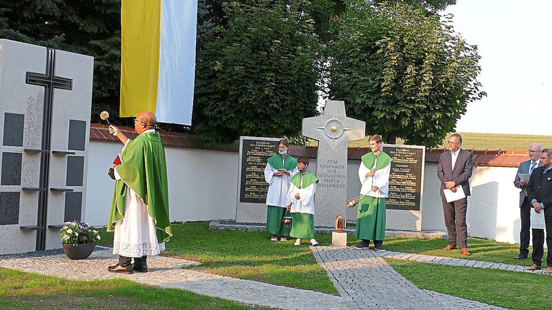 Pfarrer Patrice Banza-Kabwende segnete die Urnenwand.