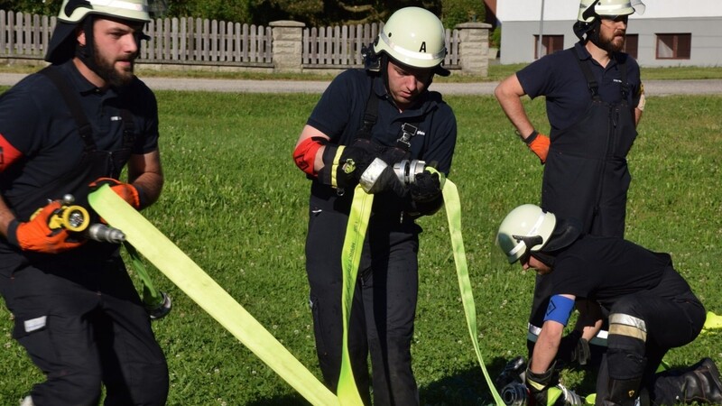 Beim Löschaufbau vom Hydranten waren zahlreiche Einzelaufgaben zu erledigen, wie beispielsweise der Aufbau der Löschwasserversorgung zum Brandherd.