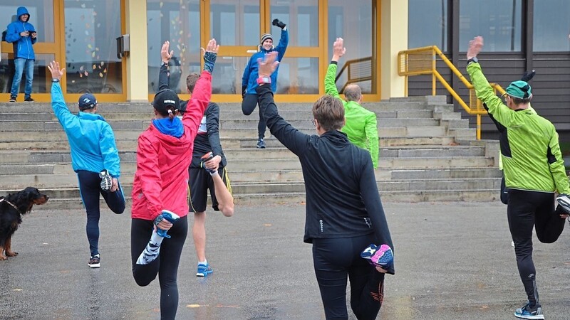 TSV-Vorsitzender Thomas Emberger leitete vor dem Lauf ein kurzes Aufwärmtraining.