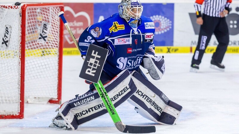 Dustin Strahlmeier im Trikot der Straubing Tigers.