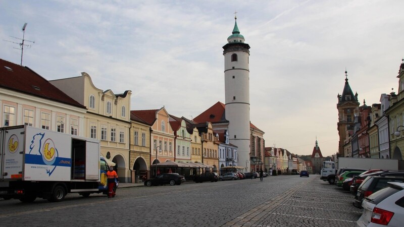 Der Lockdown wird in Doma?lice dadurch ersichtlich, dass es seit Donnerstag auf dem Stadtplatz viele freie Parkplätze gibt.